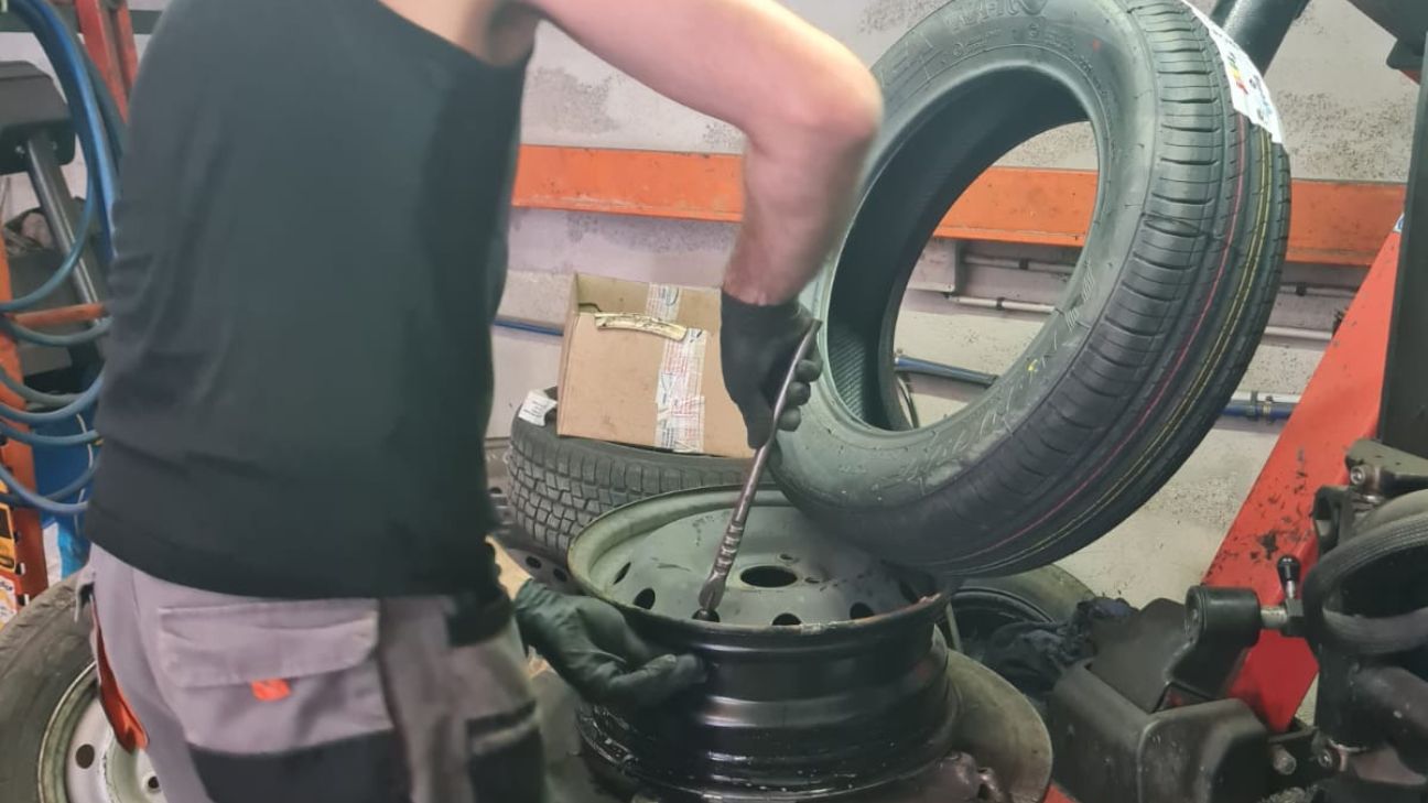 changement de pneu avec changement ammortisseur, et suspension avec garage lc services a sanary